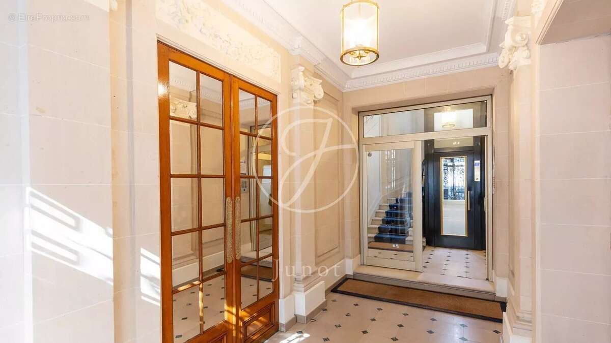 Appartement à PARIS-16E