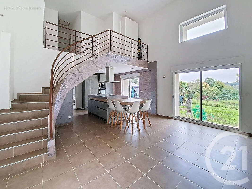 Maison à SAINT-PIERRE-DE-CHANDIEU