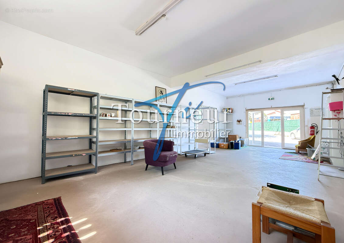 Sanary sur mer rare vente murs commerciaux de 215m2 dont garage parkings securise - photo 14