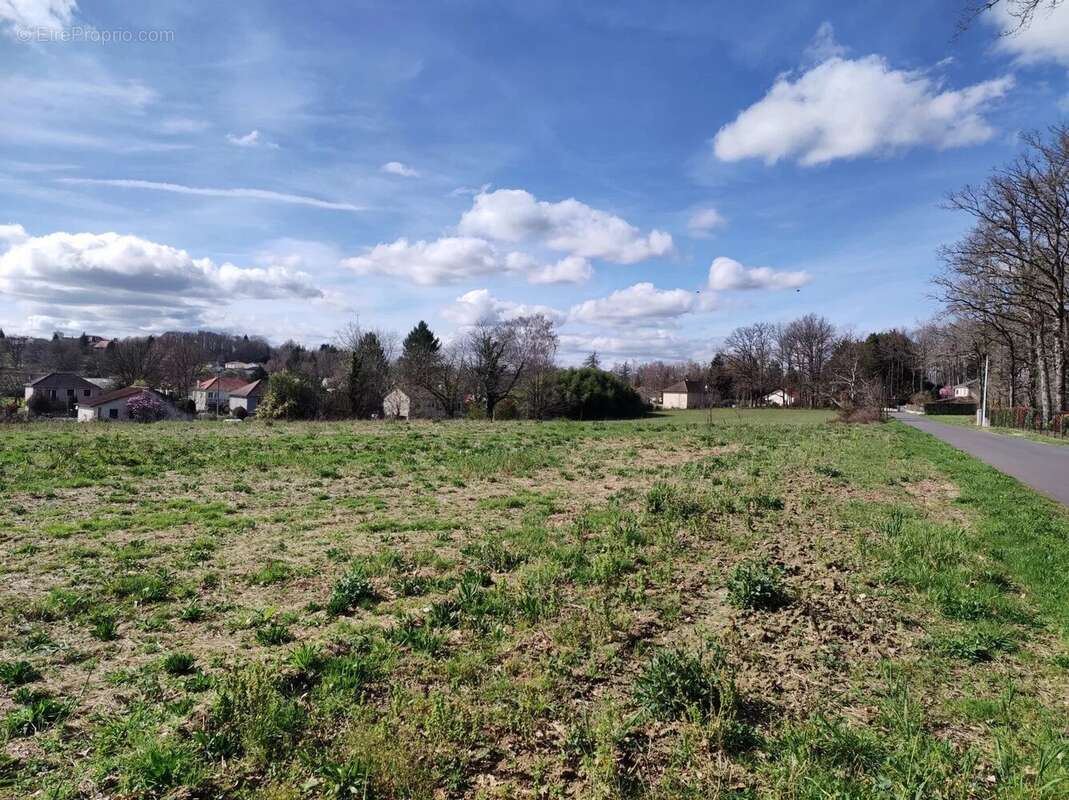Terrain à PIEGUT-PLUVIERS