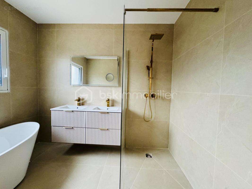 Maison à PUGNY-CHATENOD