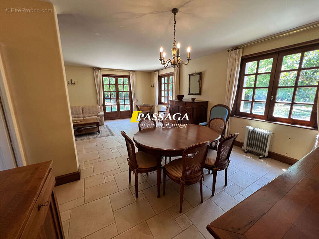 A VENDRE - Maison d'habitation avec parc arboré et piscine - LAISSAC - photo 6