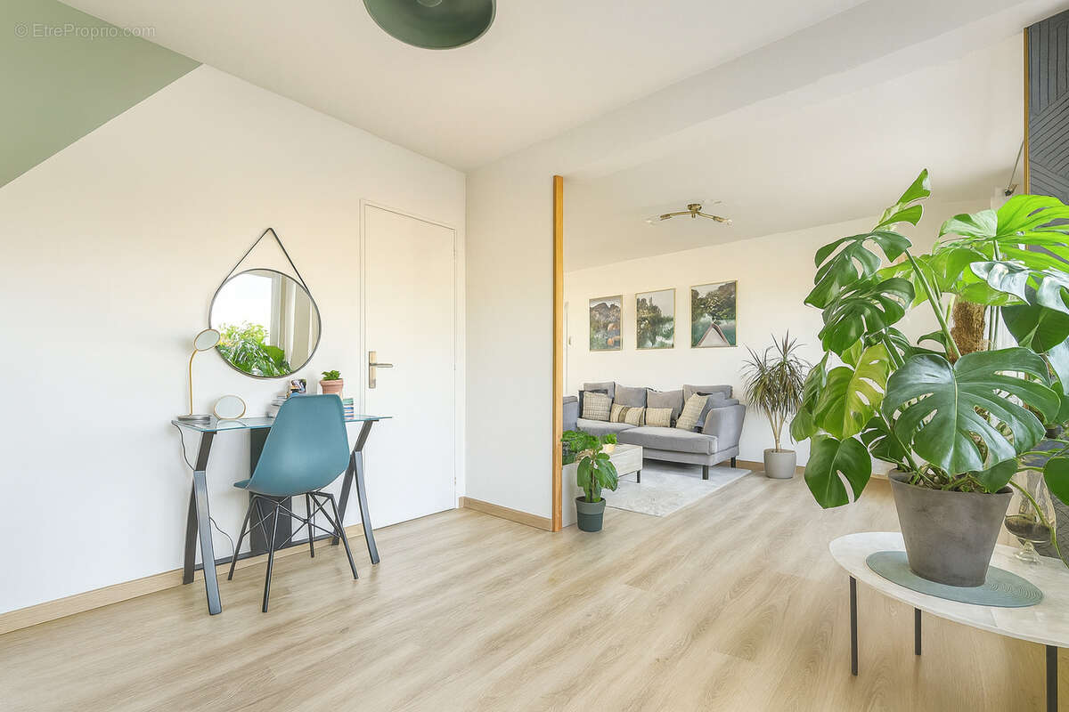 Appartement à SAINT-PRIEST-EN-JAREZ