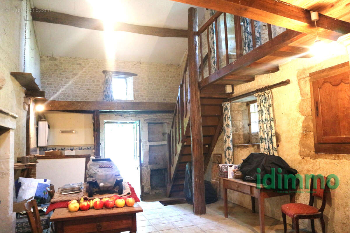 Vous aimez les vieilles pierres,la campagne..ensemble immobilier de 190 m2 avec 2 maisons sur un beau parc arb - photo 14