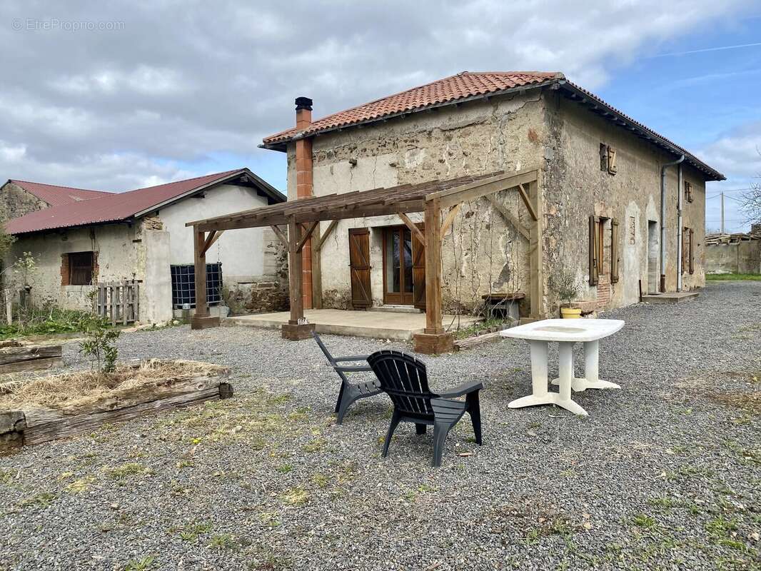 Charmante ferme rénovée avec grande grange, nombreuses dépendances, étang et plus de 9,6 hectares de terrain - photo 5