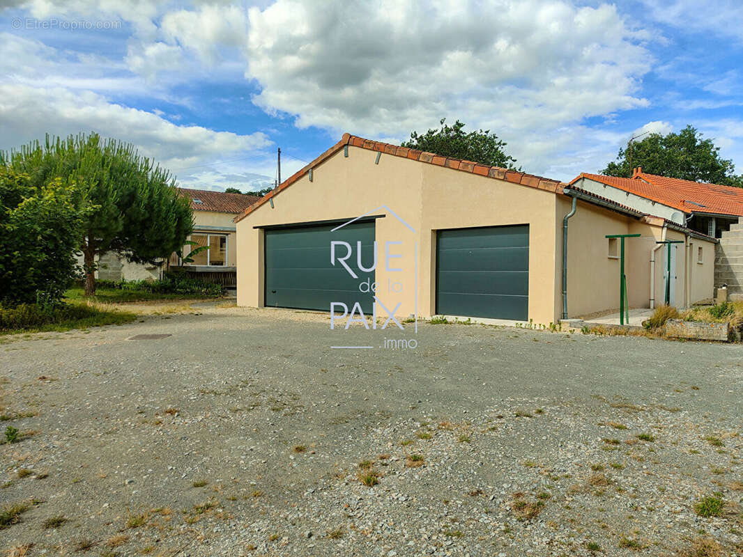 Maison à SAINT-GENEST-D'AMBIERE