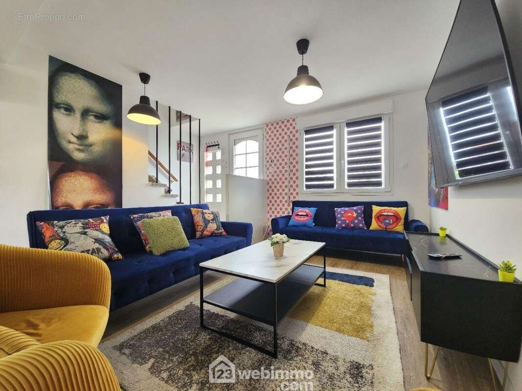 Un salon moderne et plein de caractère, où chaque détail apporte une touche de personnalité - Maison à TINQUEUX