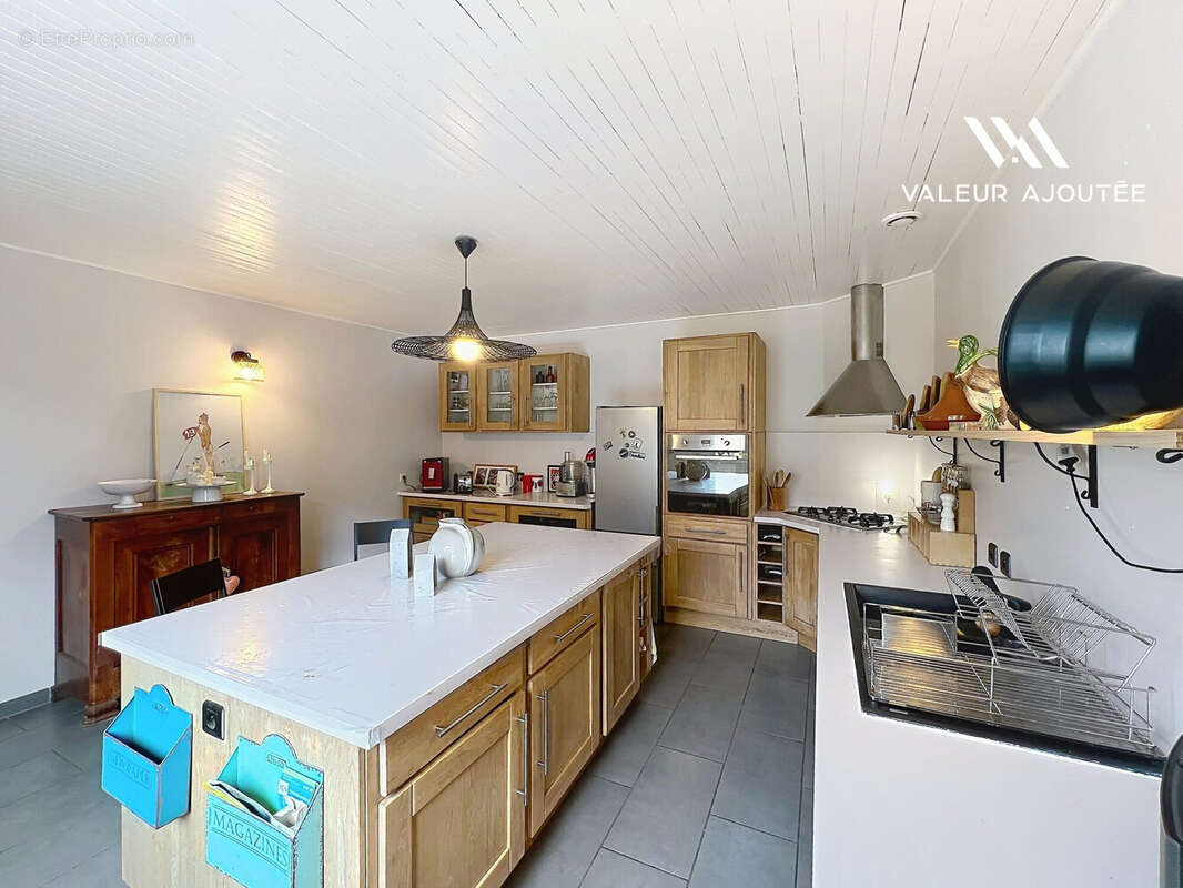 Cuisine avec iîot central et espace généreux - Maison à PARENTIS-EN-BORN