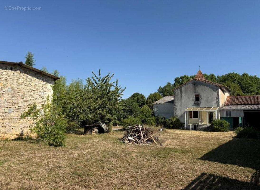 Maison 169 m² à Aunac  - photo 3