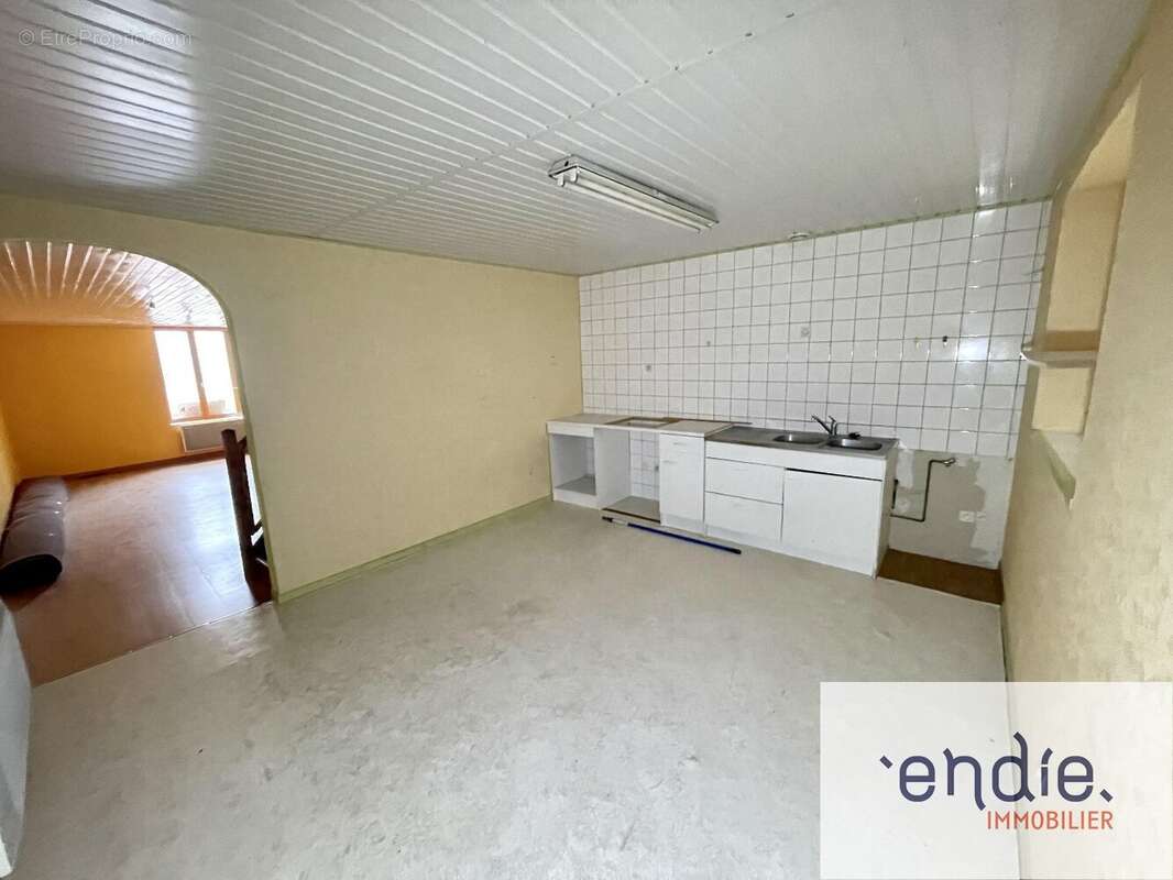 immeuble de 7 pièces de 179m² à Bourbonne Les Bains - photo 2
