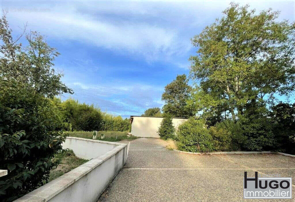 Commerce à CAMBLANES-ET-MEYNAC