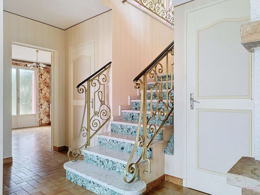 Escalier - Maison à CASTELNAU-MONTRATIER