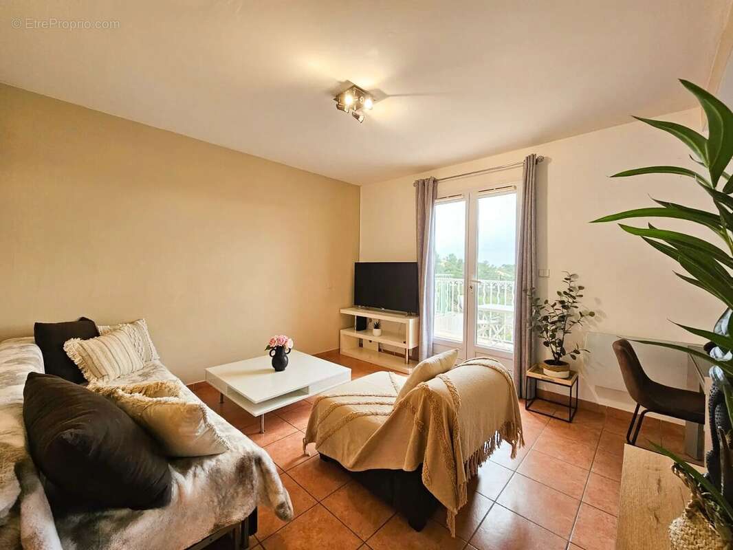 Appartement à ROQUEBRUNE-SUR-ARGENS