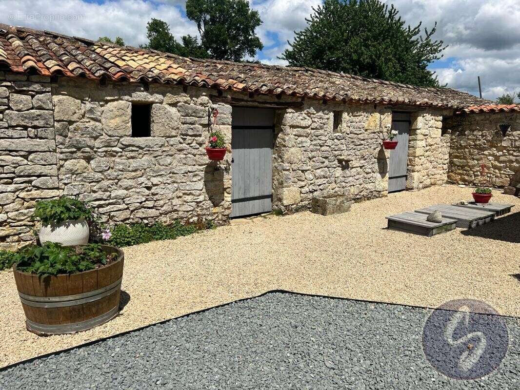 Maison à PAMPROUX
