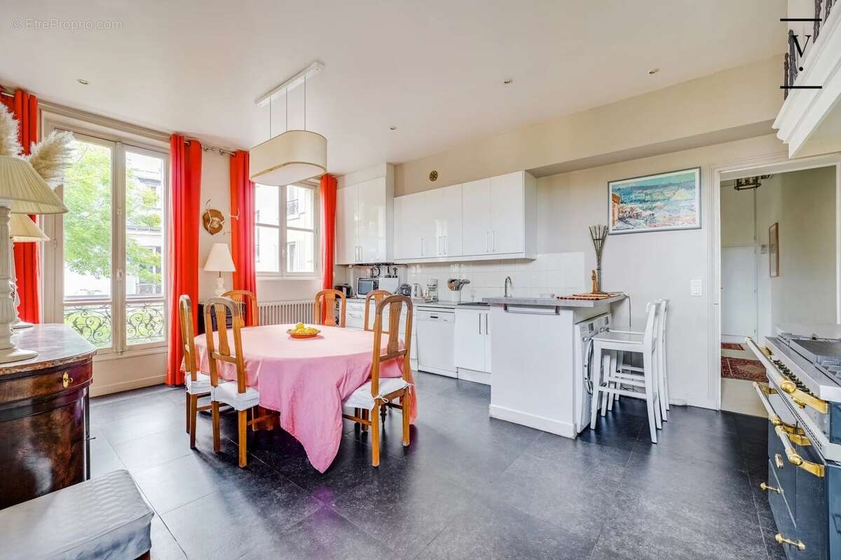 Appartement à PARIS-16E