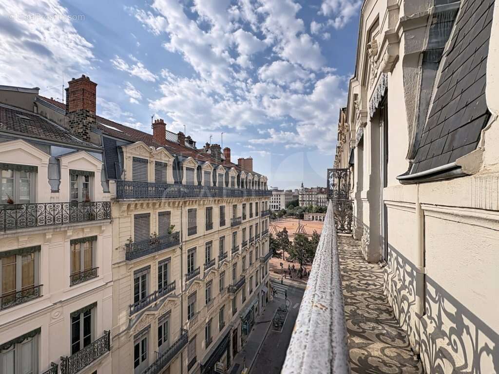 Lyon 2 / bellecour rue gasparin t3 57m² dernier etage balcon 345000€ - photo 3