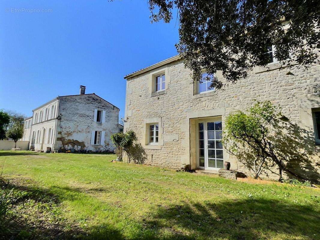 17250 - Maison La Vallée 5 pièce(s) 140 m2 + 120 m2 à finir de rénover - - photo 2