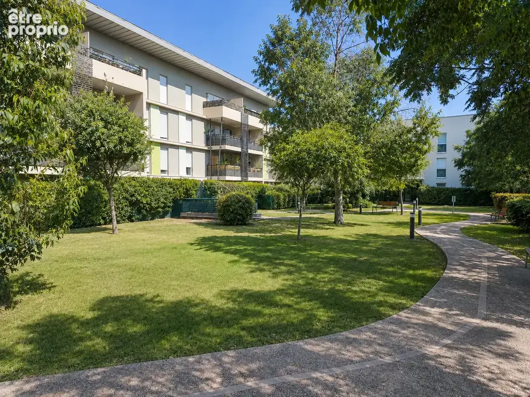 T3 moderne Fréjus avec terrasse et double parking dans résidence sécurisée avec espaces verts - photo 9