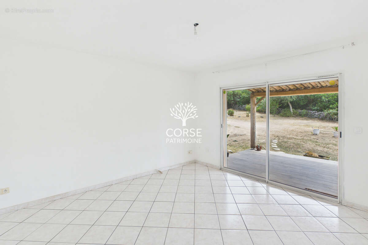 Maison avec appartement indépendant sur terrain piscinable et constructible - photo 4