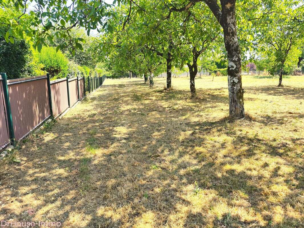 Terrain 1937 m² à Nantheuil  - photo 4