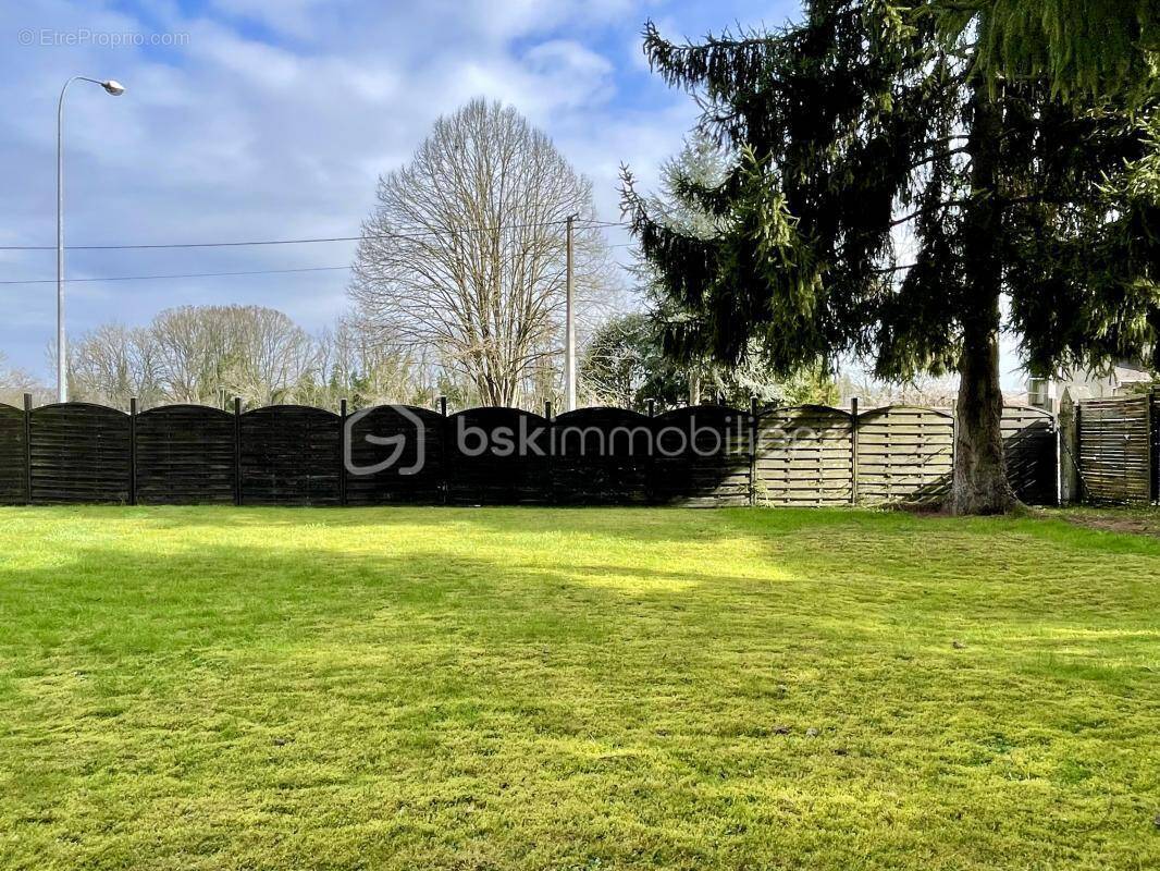 Terrain à SAINT-JEAN-LES-DEUX-JUMEAUX