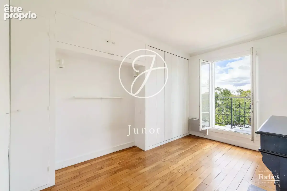 Paris 18e - MONTMARTRE / HAUT LEPIC - 2 pièces - 42,85m² Carrez - Balcon 4,37m² - Vues dégagées - photo 13