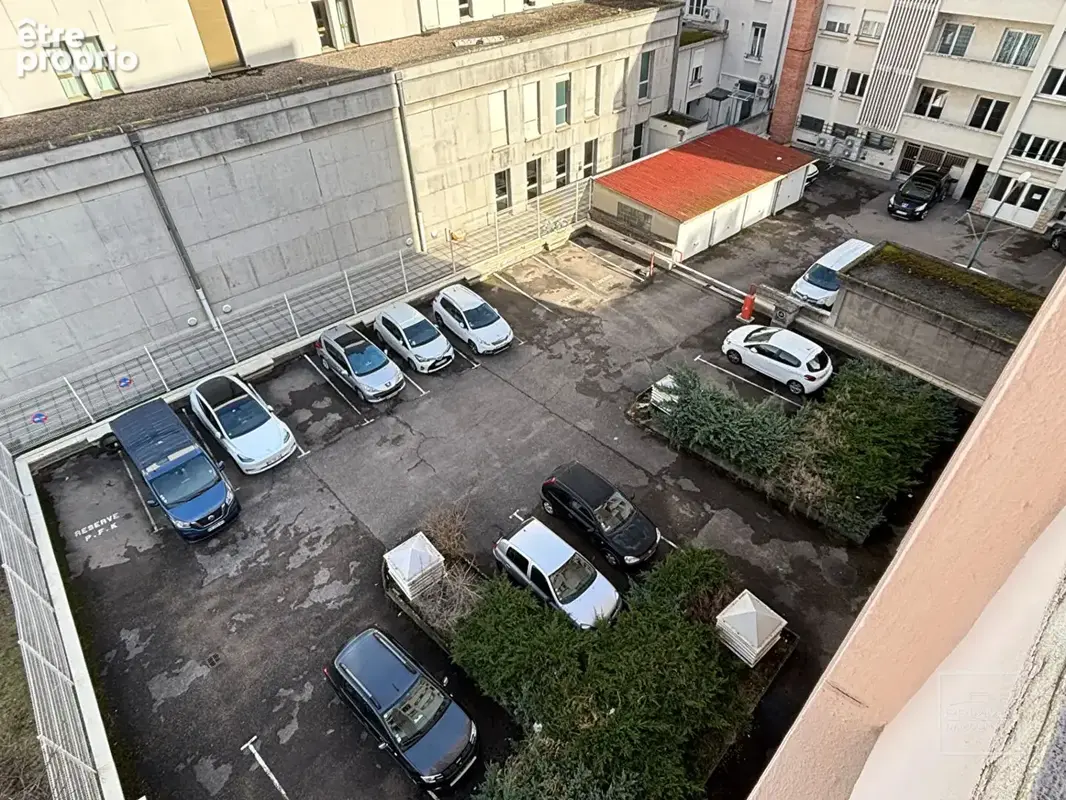 Villeurbanne - gratte ciel , 70m², balcon & loggia, parking - photo 11