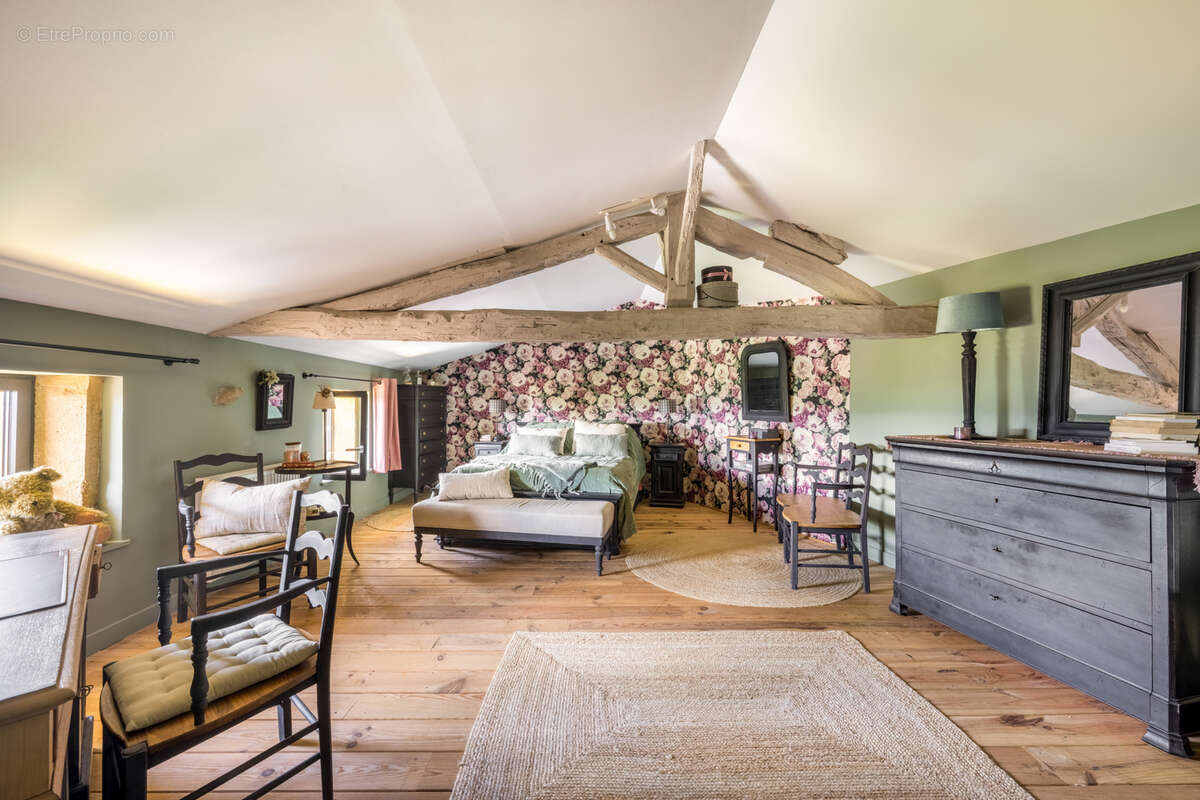 BEAUJOLAIS PIERRES DOREES, MAISON DE 233 M2 HAB, 3 chambres, bureau, terrain clos, Vue - photo 11