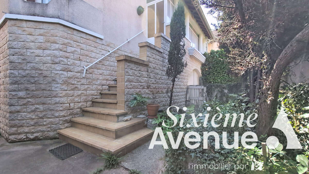 Maison avec appartements et ateliers Venissieux 13 pièce(s) 435m² m2 - photo 2