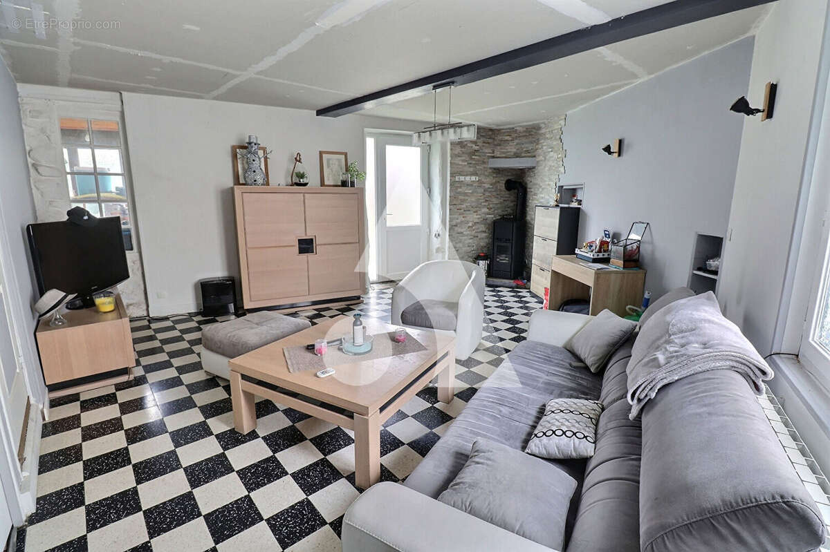 Maison à MENUCOURT
