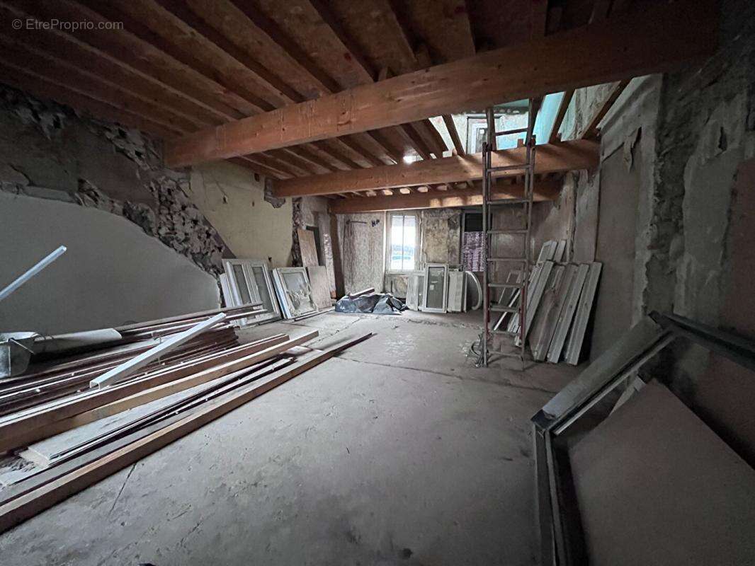 Immeuble de rapport de 200 m² environs à rénover pouvant être aménagé en deux appartements et un local - photo 5