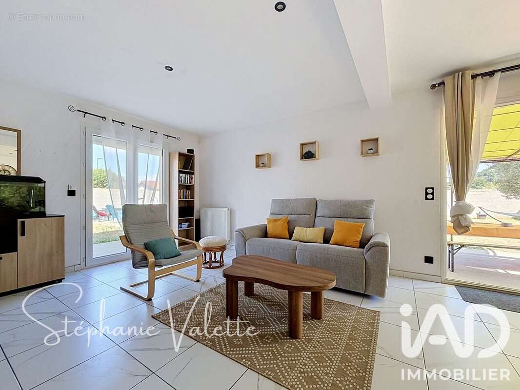 Maison 121 m² à Mours-Saint-Eusebe  - photo 3