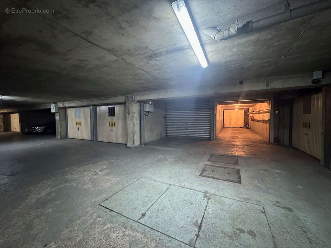 Parking à PARIS-12E