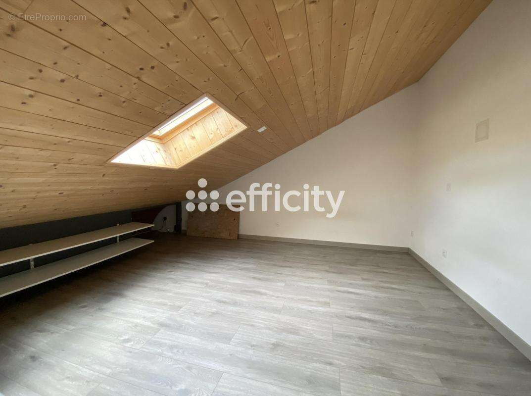 Appartement à VEAUCHE