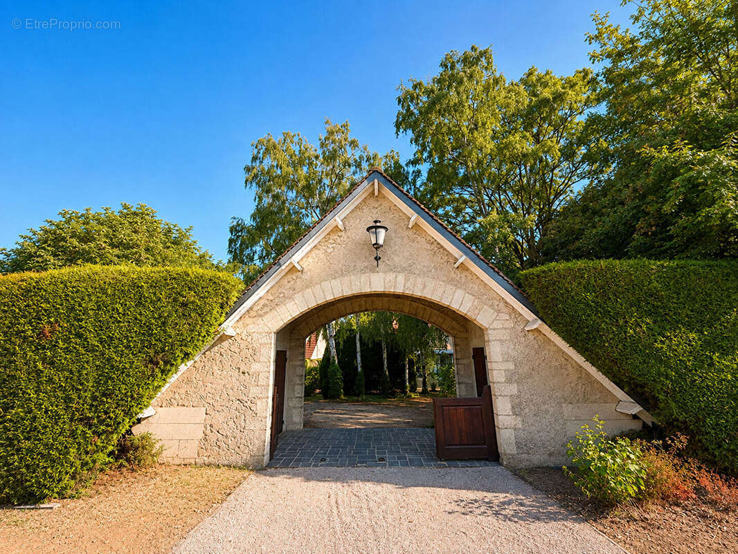 Élégante demeure familiale de 230 m² au coeur de Coye-la-Forêt ! - photo 2