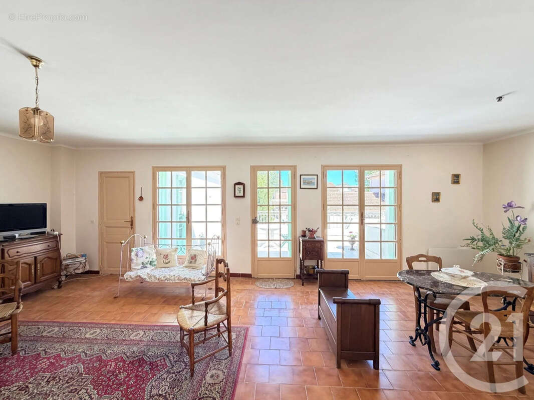 Maison 146 m² à Saint-Jean-De-Vedas  - photo 2