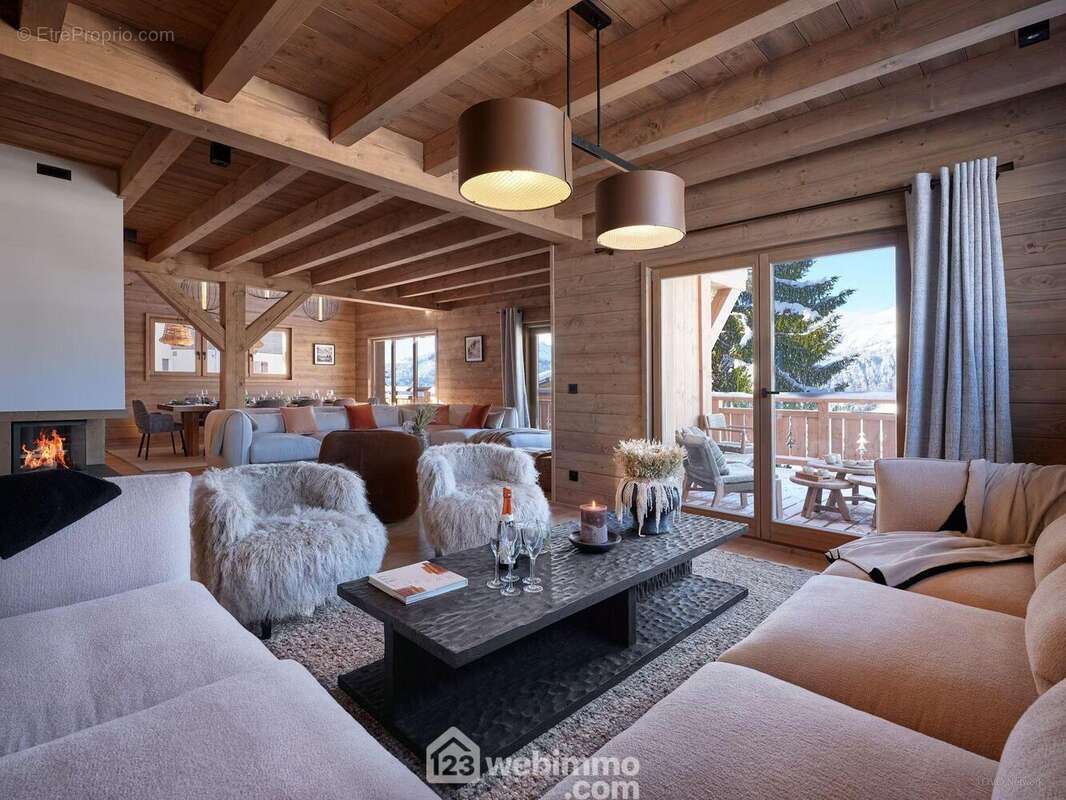 Sa pièce de vie spacieuse et lumineuse réunit cheminée centrale et ouverture sur la terrasse. - Maison à CREST-VOLAND