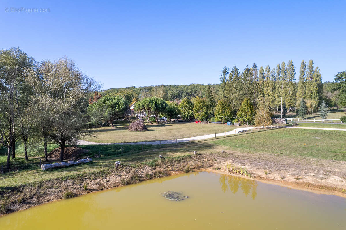 THÉNIOUX (18100) - Propriété de caractère avec parc, étang et dépendances - photo 12