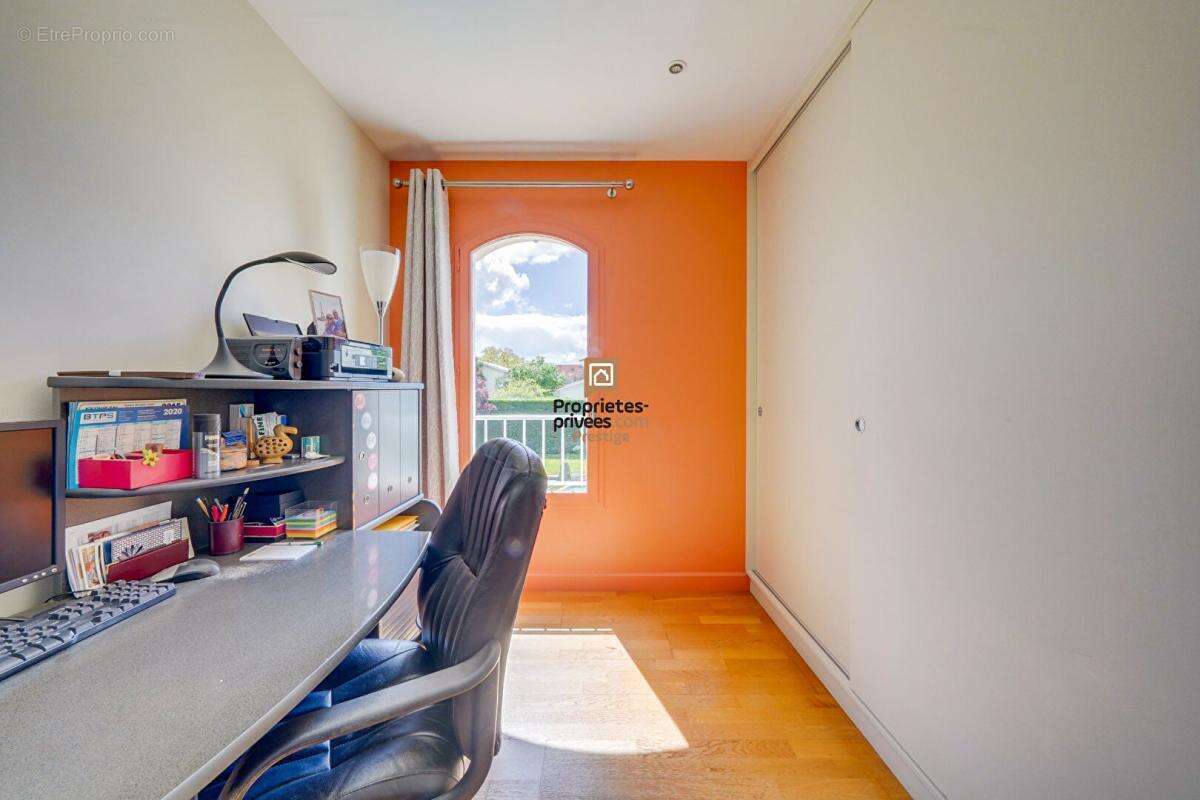 DEPT 33  Mérignac - Maison d'exception 8 pièce(s) 181 m2 avec jardin paysagé et piscine au sel chauffée - photo 17