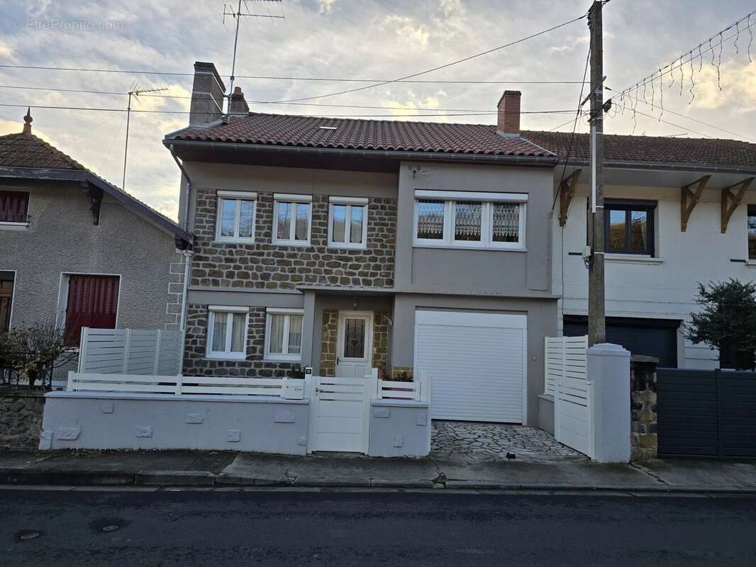 Maison à AUZAT-LA-COMBELLE