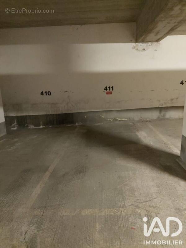 Photo 1 - Parking à MONTREUIL