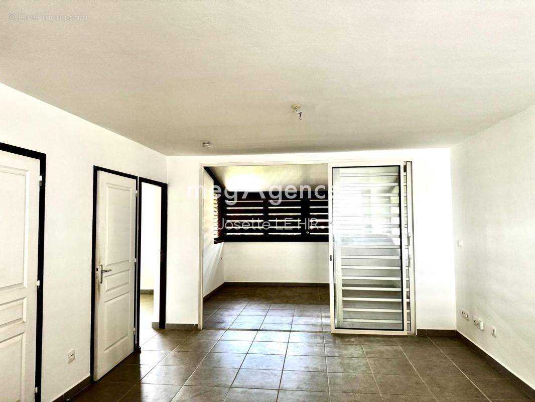 Appartement à REMIRE-MONTJOLY