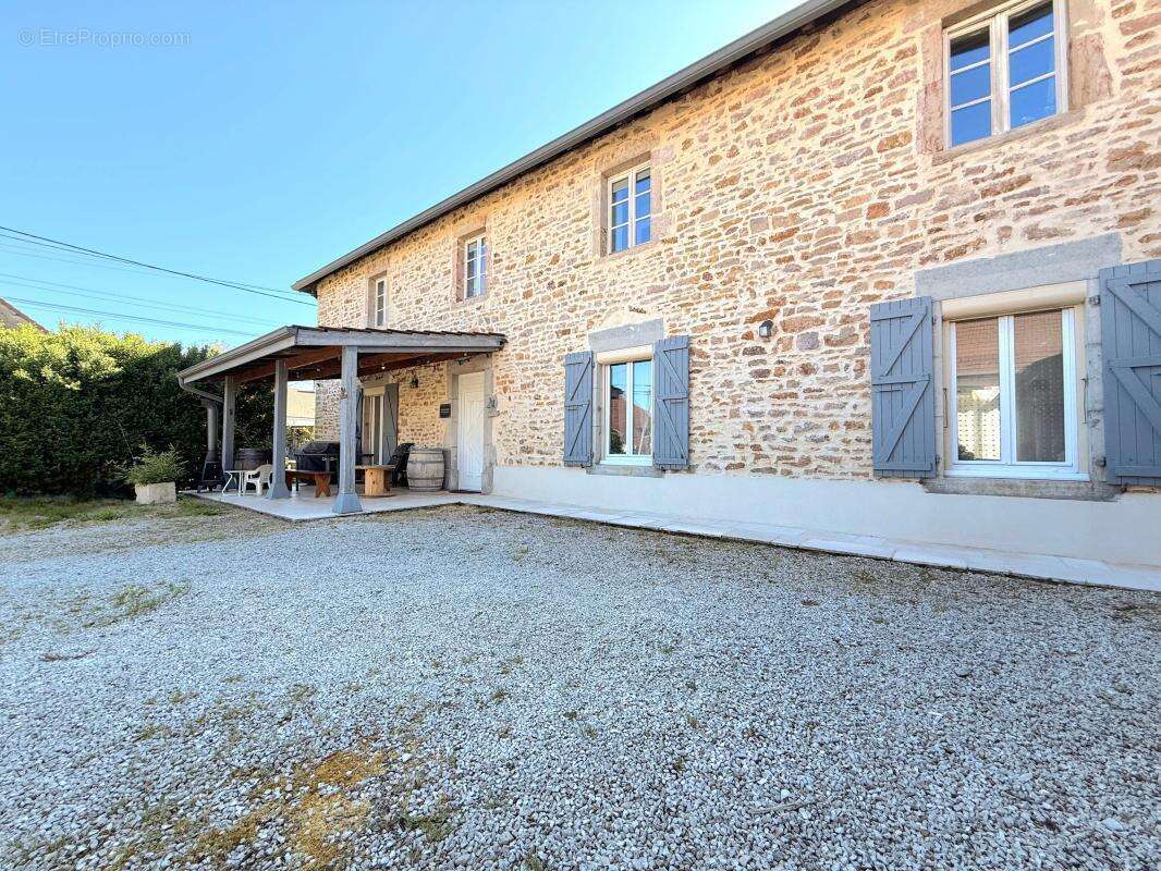 À vendre – Coup de cœur assuré! Authentique longère en pierre avec piscine – 143 m² – Terrain de 1 000 m² - photo 16