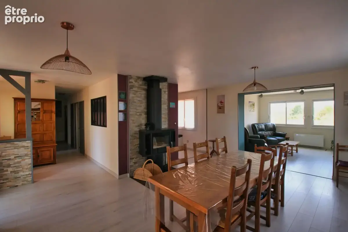 Maison 5 chambres, avec piscine et dépendances, sur un terrain de 4400 m² - photo 2