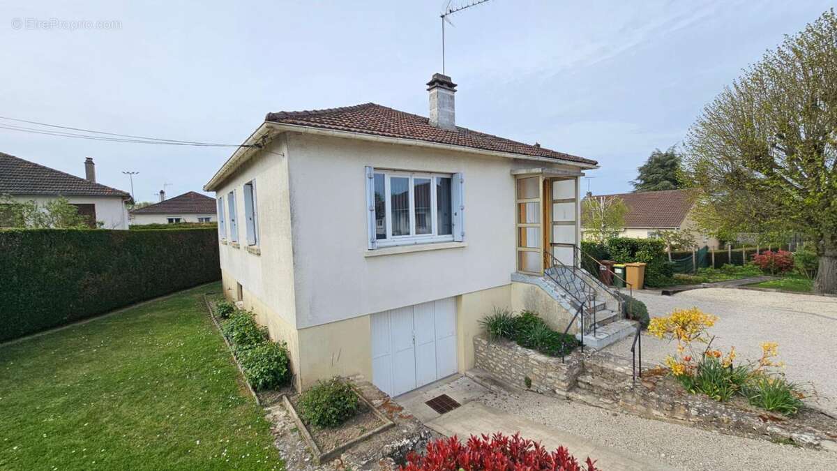 Maison à HOUDAN