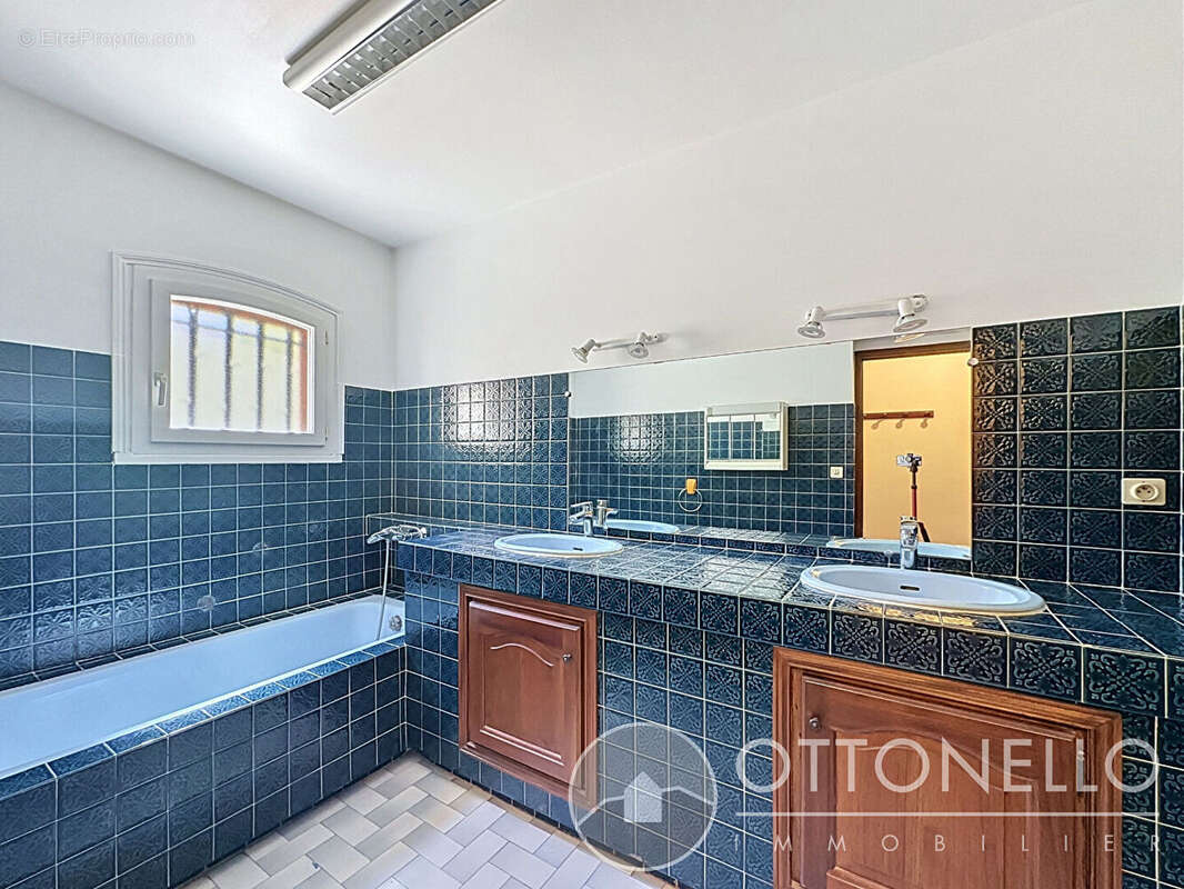 Maison à ROQUEBRUNE-SUR-ARGENS