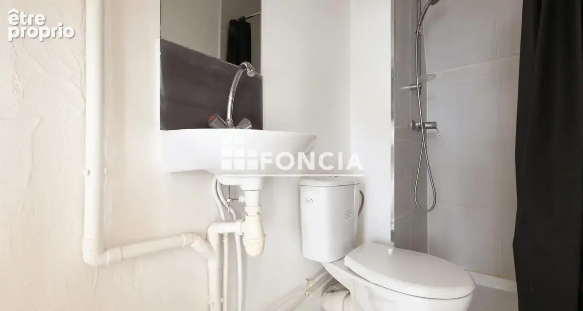 Saint-Mitre-les-Remparts - Studio fonctionnel de 14 m², idéal premier achat ou investissement - photo 3