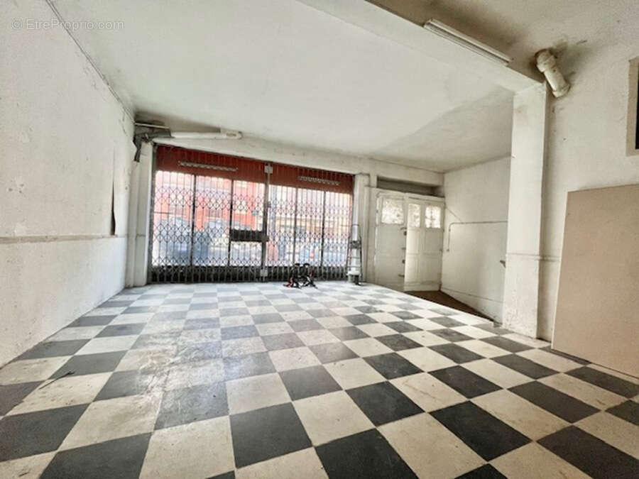 ensemble immobilier de deux lots, un local commercial et un parking de 350 m² en centre ville - photo 2