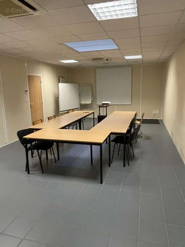 Commerce 1438 m² à Ifs  - photo 8
