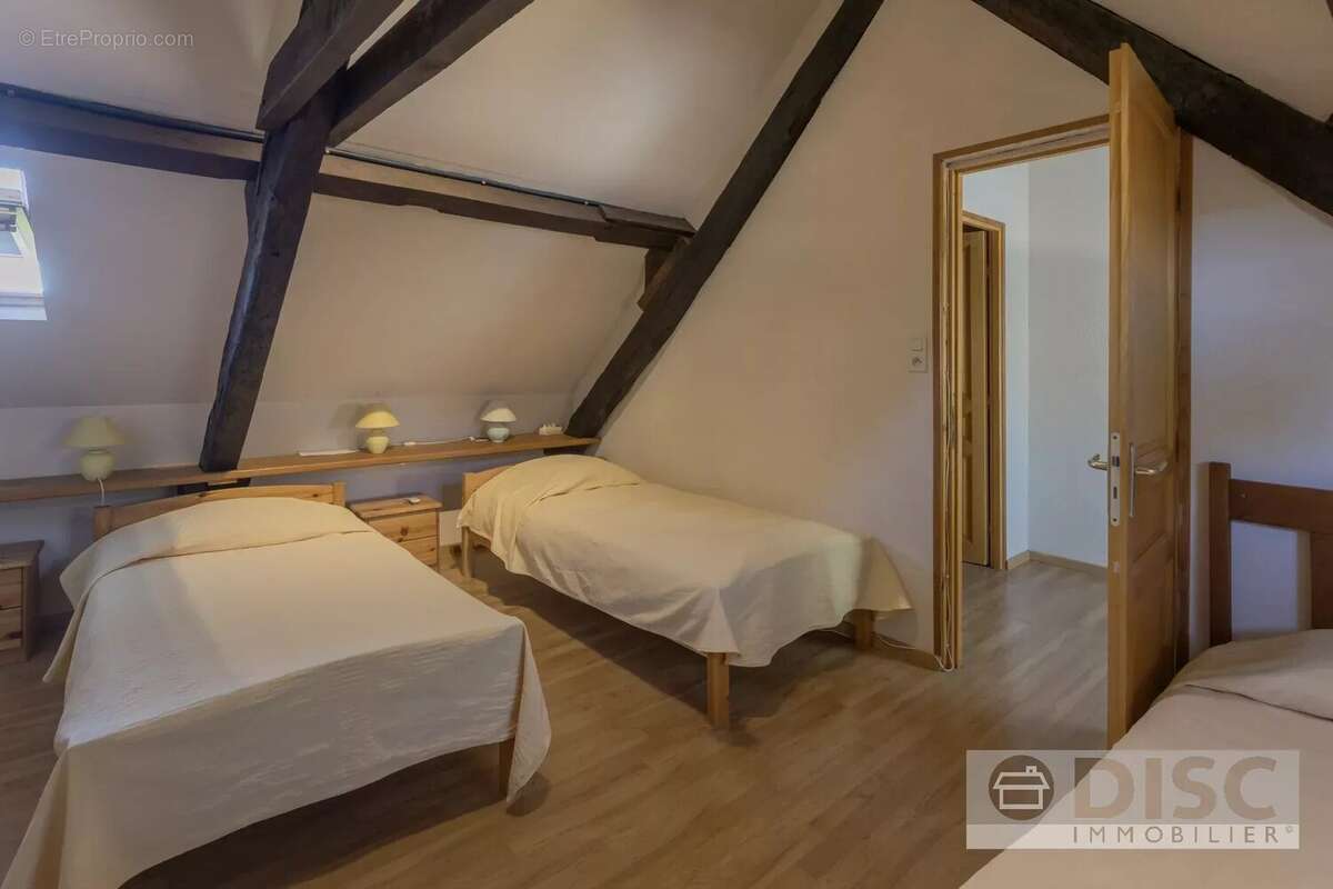 Corps de ferme rénovée avec spacieux gîte indépendant, dépendance, piscine et superbes vues. - photo 27